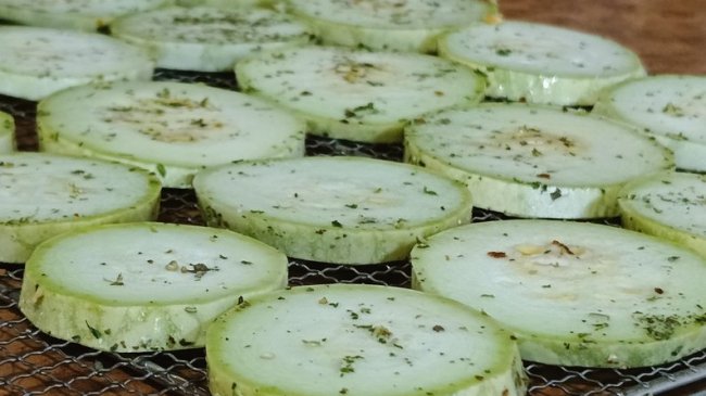 Вчителька хімії з Волині започаткувала бізнес на сушених снеках