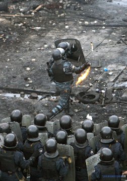 Десяті роковини розстрілів на Майдані: протистояння у фото