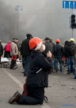 Десяті роковини розстрілів на Майдані: протистояння у фото