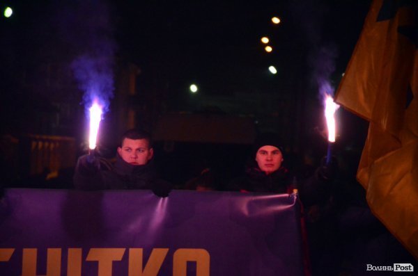 Вогонь та пам'ять: Маневичами пройшла смолоскипна хода на честь Героя