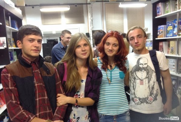 У Луцькій книгарні «заговорили» книги. ФОТО. ВІДЕО