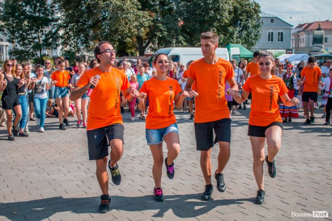 Учасники міжнародного фесту вчили лучан танцювати. ФОТО