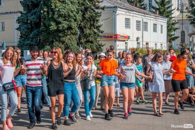 Учасники міжнародного фесту вчили лучан танцювати. ФОТО