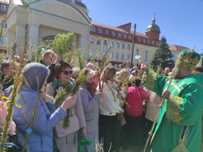 Як освячували вербу в луцькому соборі. ФОТО