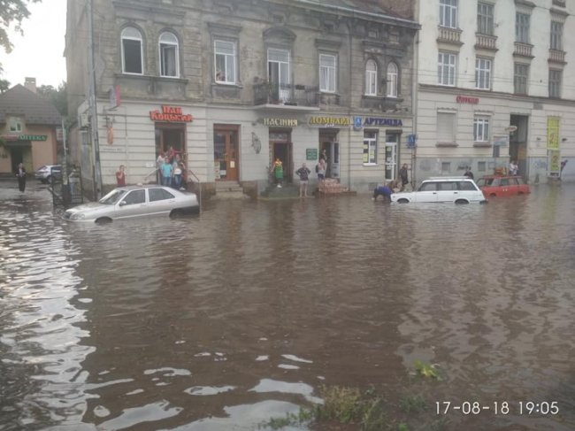 Пересуваються на човнах: у Львові – величезна злива. ФОТО