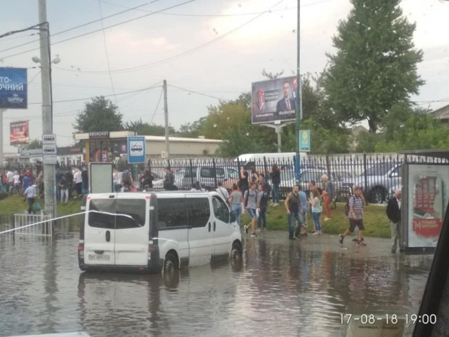 Пересуваються на човнах: у Львові – величезна злива. ФОТО