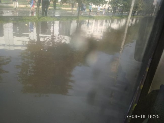 Пересуваються на човнах: у Львові – величезна злива. ФОТО