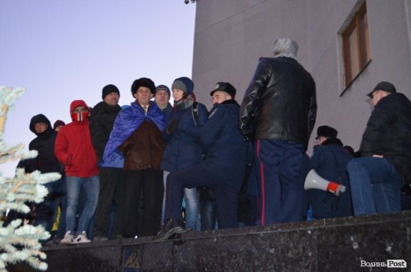 Міліція не дозволяє мітингувальникам підходити ближче