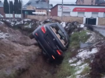 У Луцьку BMW вилетіло з дороги в рівчак, водій втік. ВІДЕО