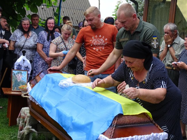 Провів майже пів тисячі днів у надважких боях: на Волині попрощалися з Героєм Олександром Карпуком. ФОТО