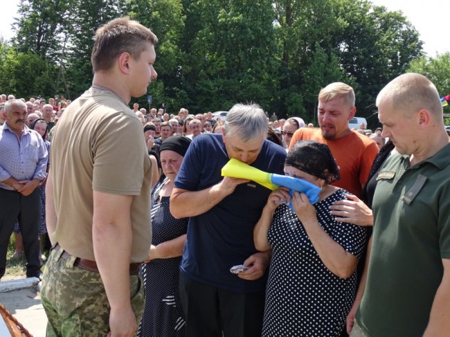 Провів майже пів тисячі днів у надважких боях: на Волині попрощалися з Героєм Олександром Карпуком. ФОТО
