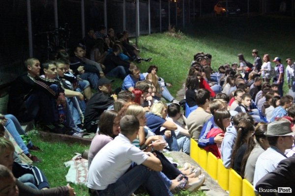 Сотні лучан дивилися кіно під зорями. ФОТО  