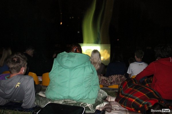 Сотні лучан дивилися кіно під зорями. ФОТО  