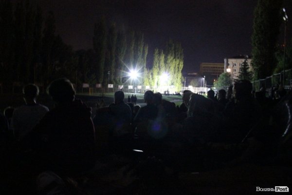 Сотні лучан дивилися кіно під зорями. ФОТО  