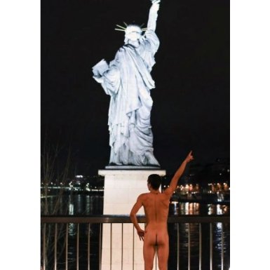 Нудисти-туристи «підірвали» інтернет. ФОТО