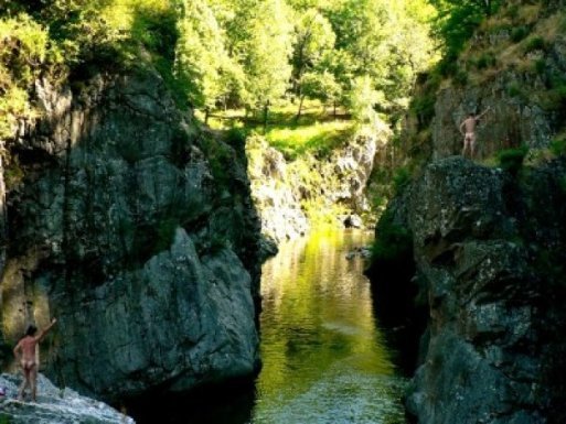 Нудисти-туристи «підірвали» інтернет. ФОТО