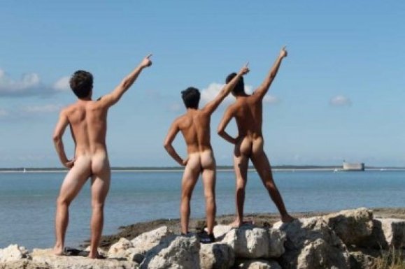 Нудисти-туристи «підірвали» інтернет. ФОТО