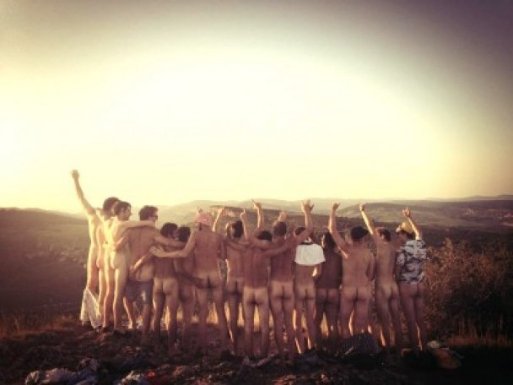 Нудисти-туристи «підірвали» інтернет. ФОТО