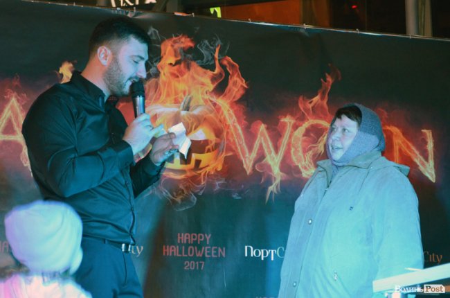 Ведучий дійства  Олександр Львовський та власниця сертифікату на 200 грн