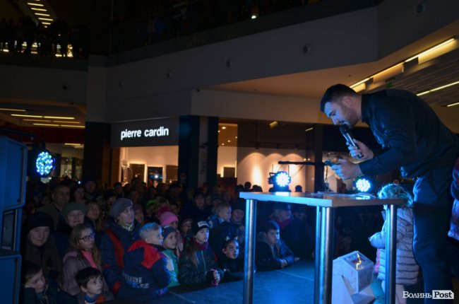 Ведучий дійства Олександр Львовський та публіка