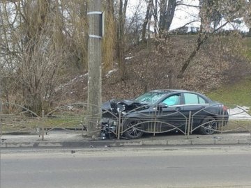 Поблизу нічного клубу у Луцьку п'яний водій на «мерсі» влетів в бетонний стовп