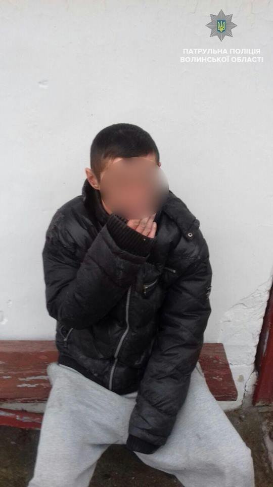 У Ковелі патрульні витягли чоловіка з петлі. ФОТО