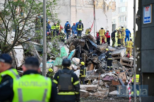 Страшні кадри з Києва: росія зруйнувала багатоповерхівку, загиблих вже троє. ФОТО