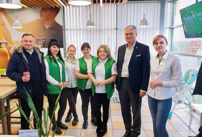 Як президенти Литви та Польщі снідали на WOG поблизу Рівного. ФОТО