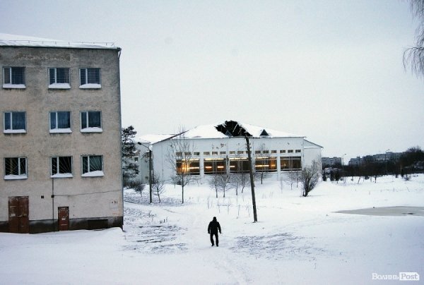 Сніг проламав дах у спорткомплексі луцького політеху. ФОТО