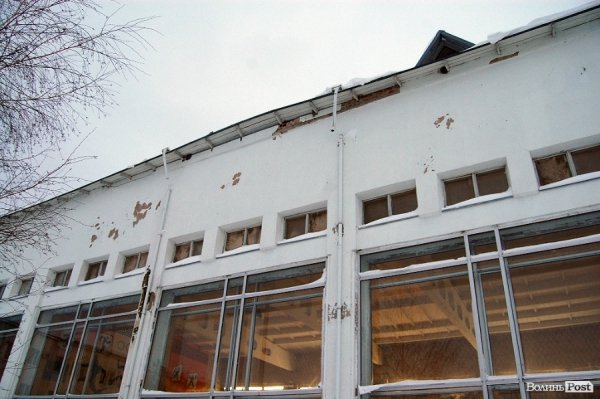 Сніг проламав дах у спорткомплексі луцького політеху. ФОТО