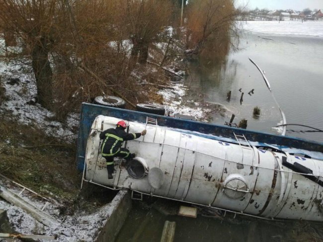 Через аварію з молоковозом три села поблизу Луцька залишились без газу. ОНОВЛЕНО. ФОТО