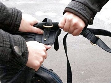 Двоє неповнолітніх волинян посеред вулиці  пограбували жінку