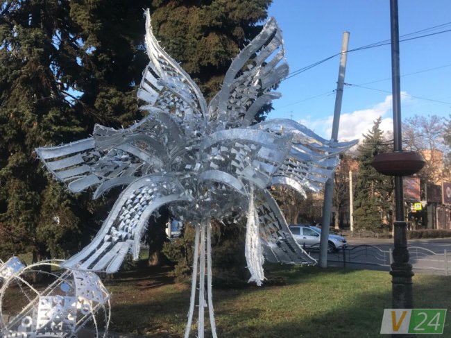 На Театральному майдані встановили новорічну інсталяцію. ФОТО