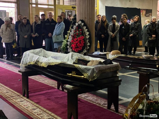 «Театр буде і мусить жити, але незамінні є». У Луцьку попрощалися з народним артистом України Олександром Якимчуком 