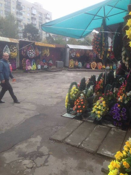 Луцькі продавці «похоронних» квітів переселились з Соборності
