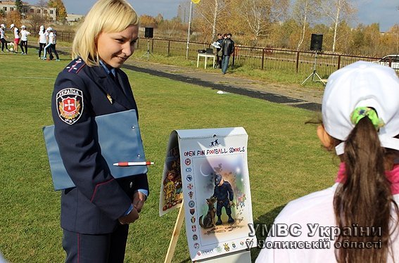 У Ковелі правоохоронці навчали дітей на футбольному полі. ФОТО