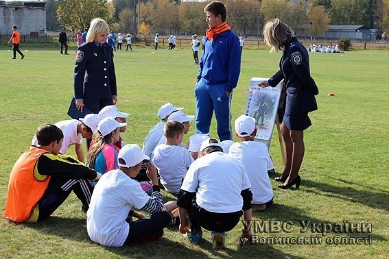 У Ковелі правоохоронці навчали дітей на футбольному полі. ФОТО