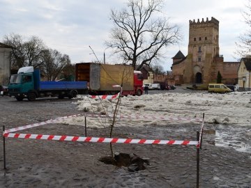 У Луцьку провалився шматок Замкової площі. ФОТО