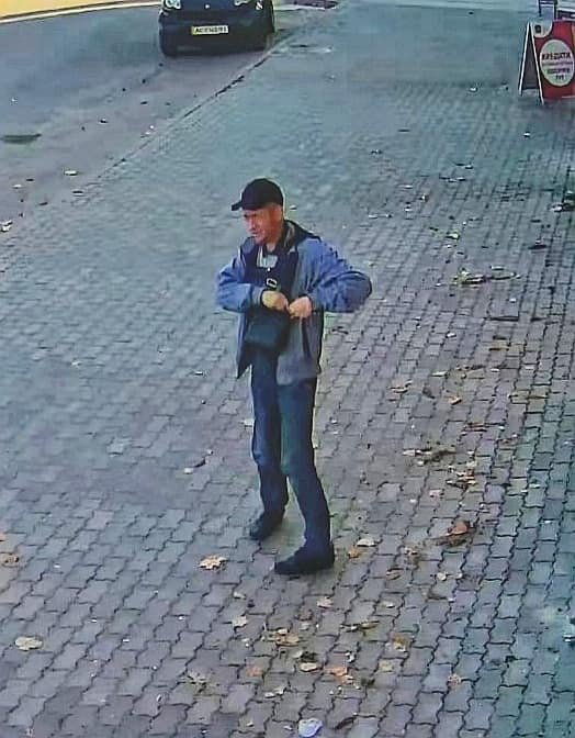 Просять впізнати чоловіка, який обікрав офіс у Володимирі-Волинському. ФОТО