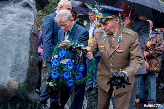 Скорбота і квіти: у Луцьку вшанували жертв війни. ФОТО