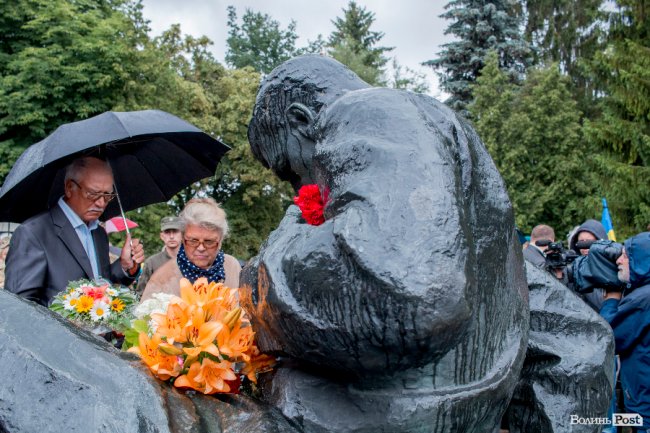 Скорбота і квіти: у Луцьку вшанували жертв війни. ФОТО