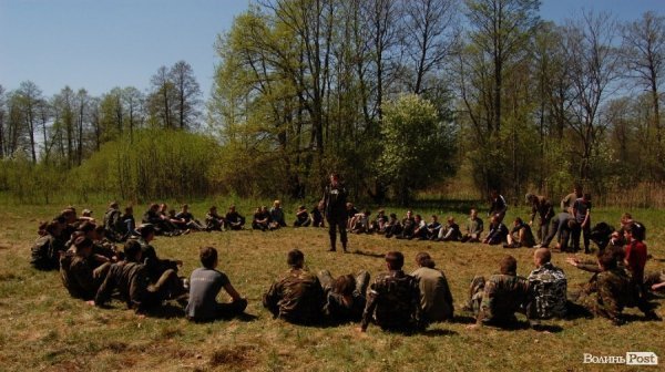 У волинських лісах «воюють» Чорна сотня і сотня Перця. ФОТО 