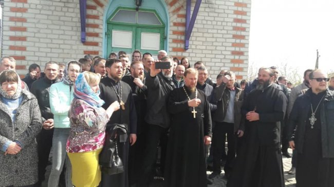 На Волині прихильники Московського патріархату заблокували вхід до храму, який перейшов до ПЦУ. ФОТО