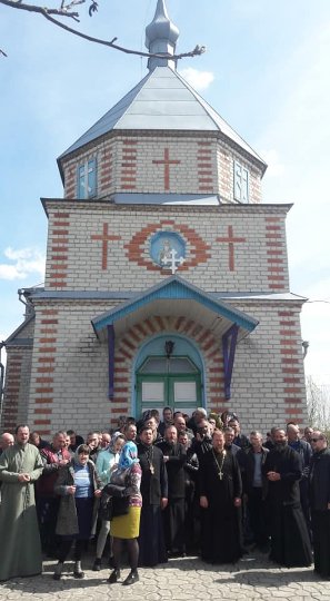 На Волині прихильники Московського патріархату заблокували вхід до храму, який перейшов до ПЦУ. ФОТО