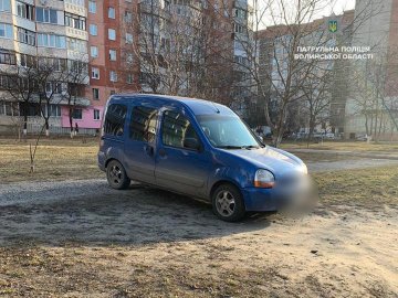 Лучанин «спалився» перед патрульними, припаркувавши на газоні авто з підробленими документами 