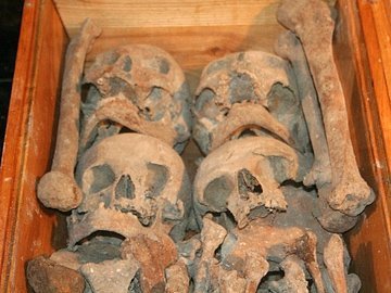 У Луцьку відкрили старовинні поховання у підземеллі церкви. ФОТО