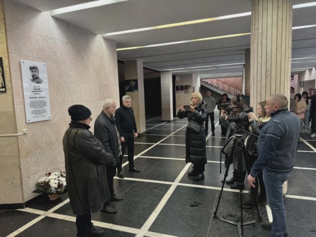 У Волинському драмтеатрі відкрили меморіальну дошку загиблому на війні колезі Назарію Гнатюку