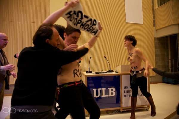 FEMEN напали на священика. ФОТО