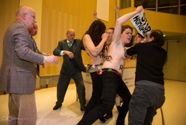 FEMEN напали на священика. ФОТО