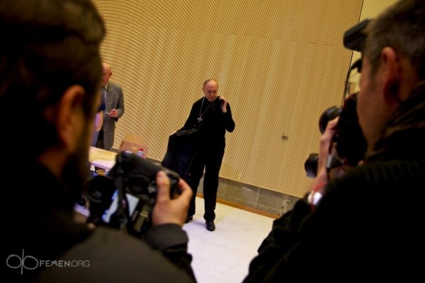 FEMEN напали на священика. ФОТО